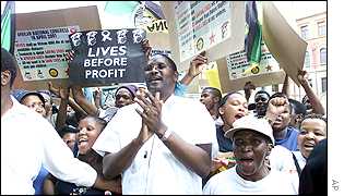 Protest proti výrobcům léků proti AIDS